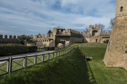 La città di Gradara (Pesaro-Urbino) vista dalla cinta muraria della fortezza medievale - © MTravelr / Shutterstock.com