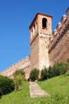 La scalinata che porta alla vecchia torre della rocca di Gradara, Marche.
