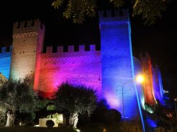 Le antiche mura illuminate del castello di Gradara, Marche - © Matteo Ceruti / Shutterstock.com