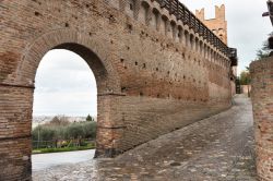 Un tratto delle mura del castello di Gradara, Marche. La rocca malatestiana, il borgo fortificato e la cinta muraria rappresentano uno caratteristico esempio di costruzione medievale, recuperata ...