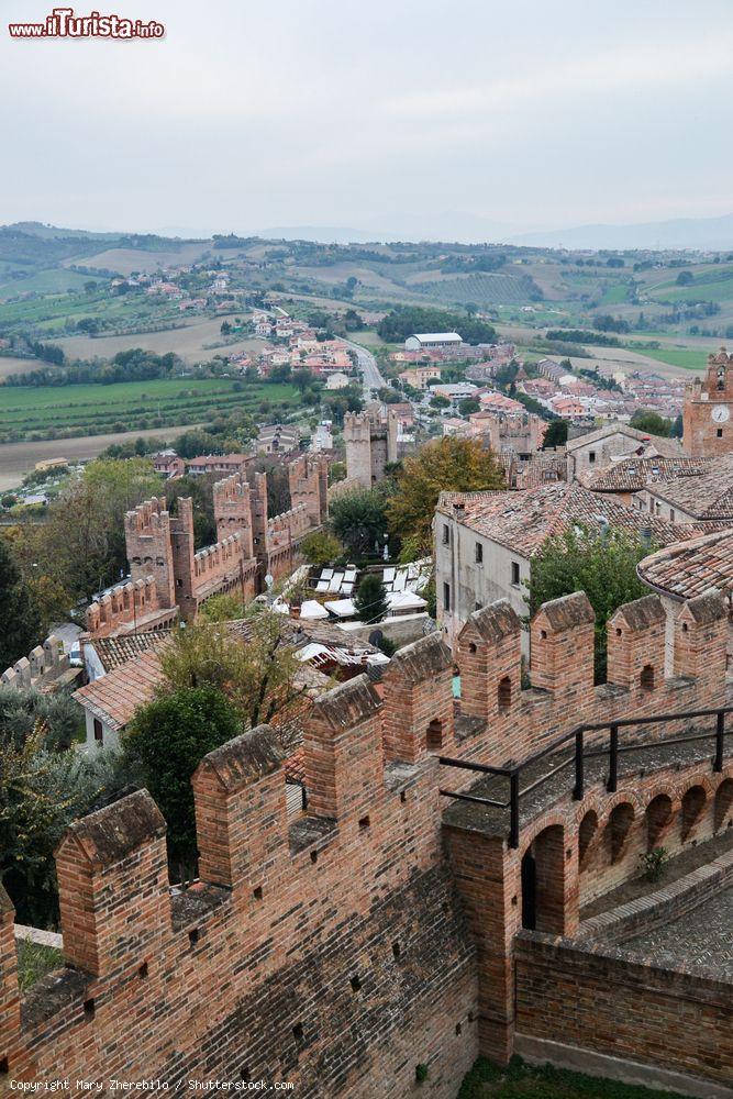 Immagine Scorcio panoramico dall'alto di Gradara, Marche. Nel 2018 questa cittadina è stata proclamata "borgo dei borghi" - © Mary Zherebilo / Shutterstock.com