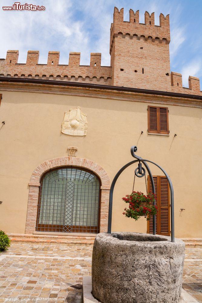 Immagine Un pozzo in pietra nel centro storico di Gradara, provincia di Pesaro-Urbino - © gab90 / Shutterstock.com