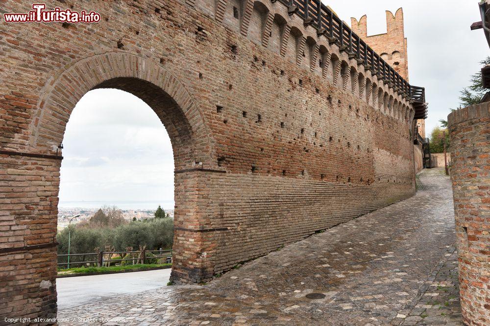 Immagine Un tratto delle mura del castello di Gradara, Marche. La rocca malatestiana, il borgo fortificato e la cinta muraria rappresentano uno caratteristico esempio di costruzione medievale, recuperata grazie a un intervento di restauro all'inizio del XX° secolo  - © alexandro900 / Shutterstock.com