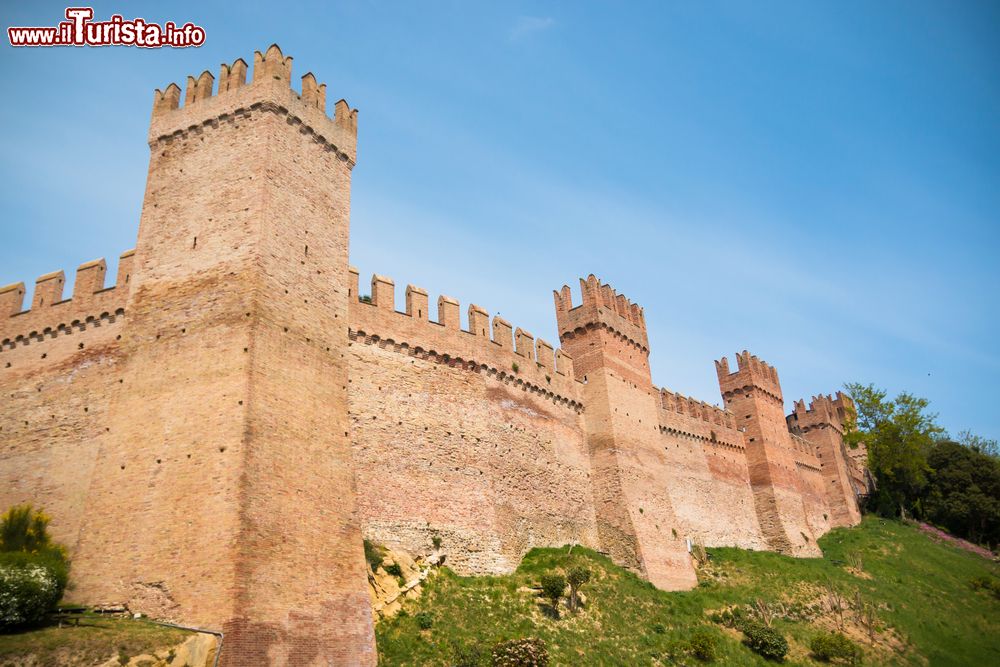 Immagine Veduta del castello di Gradara, Marche. Sorge sulla sommità di una collina nel Comune di Gradara, in provincia di Pesaro-Urbino: la fortezza malatestiana è uno dei simboli della città e della regione e ospita eventi musicali, culturali e artistici - © Stefano Ember / Shutterstock.com