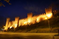 Le mura del Castello di Gradara risultano particolarmente suggestive alla sera quando vengono illuminate e diventano una scenografia unica che riporta i visitatori alle atmosfere del medioevo. ...