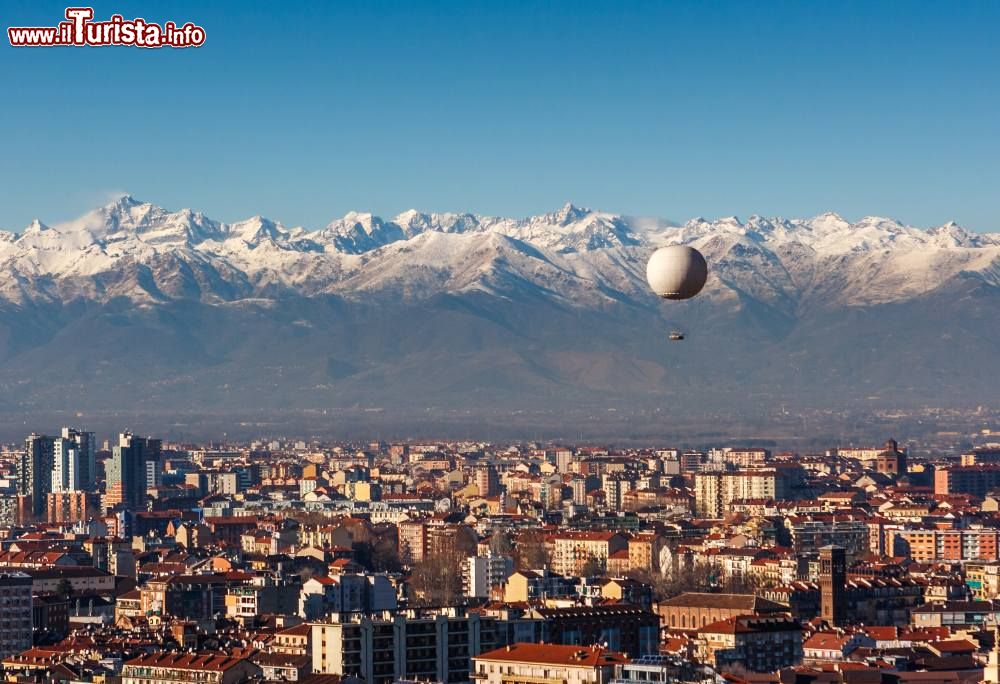 Immagine Il Panorama del quartiere Borgo Dora a Torino con il il Turin eye, il pallone aerostatico panoramico