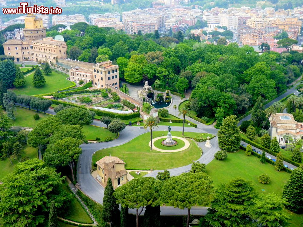 Immagine I Giardini Vaticani fotografati dall'alto, Città del Vaticano. Inaugurati nel 1279, ebbero il loro miglior periodo architettonico fra il XVI° e il XVII° secolo all'epoca di artisti come il Bramante e Pirro Logorio.