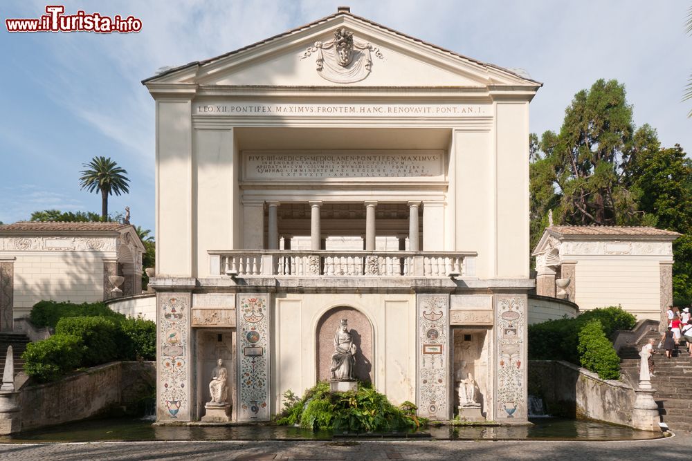 Immagine La Casina di Pio IV° nei Giardini Vaticani, Roma. Questa costruzione comprende una bella villa con stucchi e una loggia con fontana.
