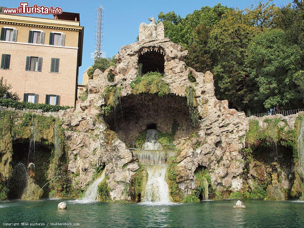 Immagine La Grotta di Lourdes nei Giardini Vaticani, Roma. Si tratta di una replica di quella francese, omaggio a papa Leone XIII°- © MEGA pictures / Shutterstock.com