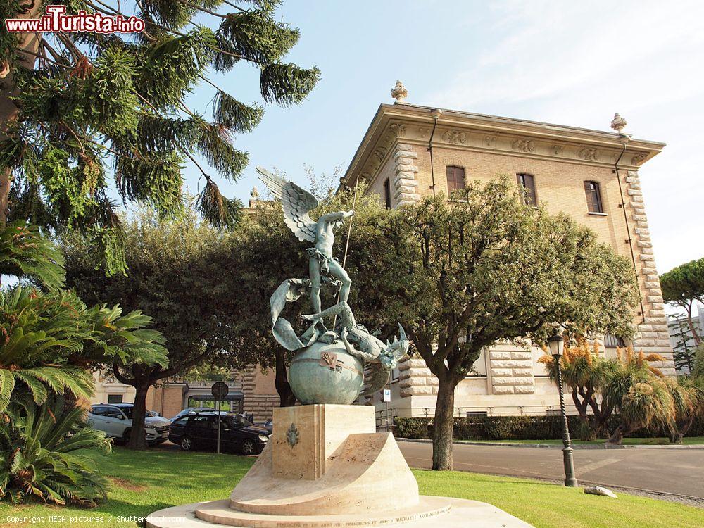 Immagine La scultura di un angelo davanti a un edificio nei Giardini Vaticani, Roma - © MEGA pictures / Shutterstock.com