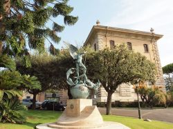 La scultura di un angelo davanti a un edificio nei Giardini Vaticani, Roma - © MEGA pictures / Shutterstock.com