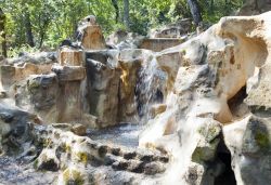 Una cascata fra le rocce nei Giardini Vaticani, Città del Vaticano. I giardini sono impreziositi da suggestivi giochi d'acqua e fontane- © KKulikov / Shutterstock.com