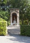 Una nicchia con scultura nei Giardini Vaticani, Roma. Quest'area verde divenne ben presto zona di relax e meditazione per i pontefici oltre che un tripudio di profumi e colori che in ogni ...