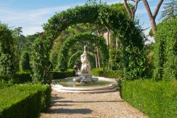 Uno scorcio dei Giardini Vaticani in estate, Città del Vaticano. Si estendono su circa 23 ettari dei 44 totali che costituiscono lo stato pontificio. A volerli fu papa Niccolò ...