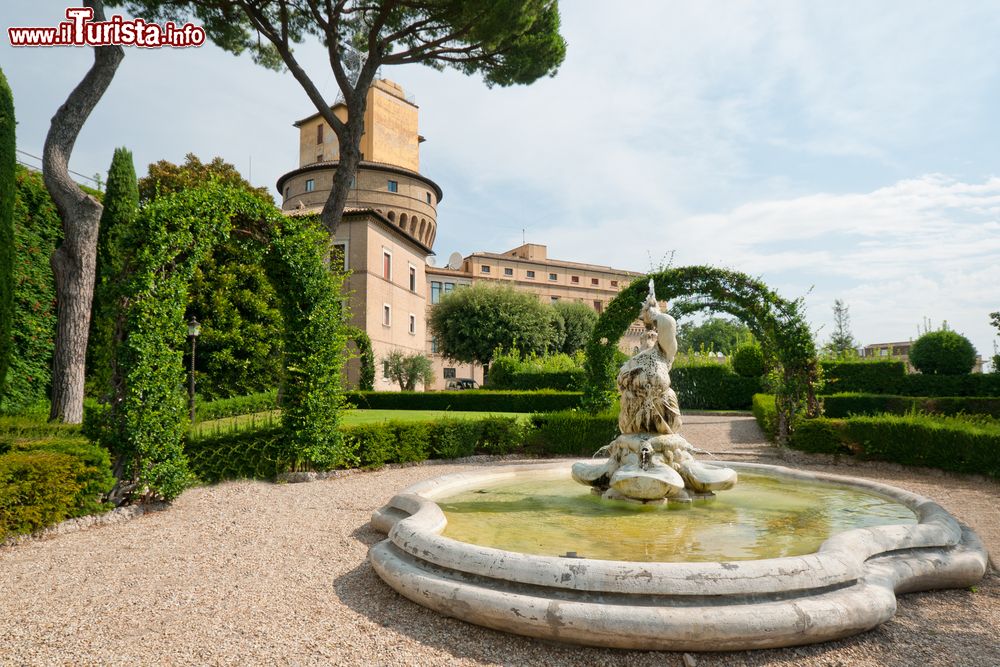 Immagine Una fontana all'interno dei Giardini Vaticani a Roma.