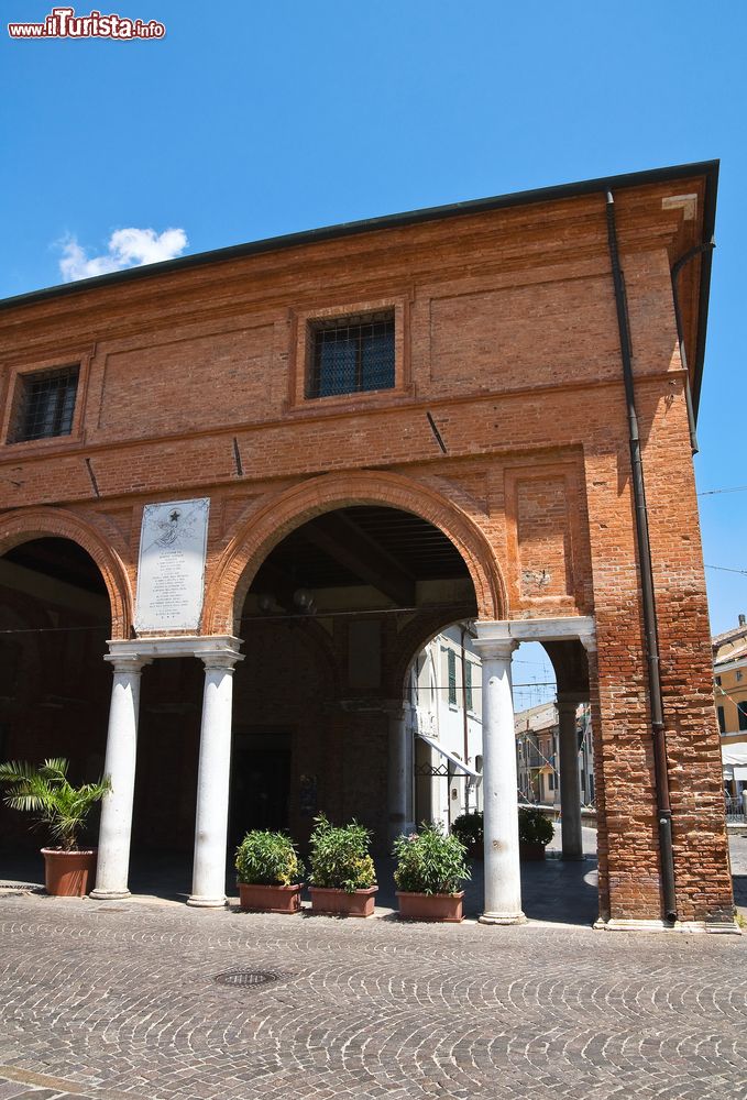 Immagine La caratteristica Loggia del Grano, edificio in mattoni del centro di Comacchio