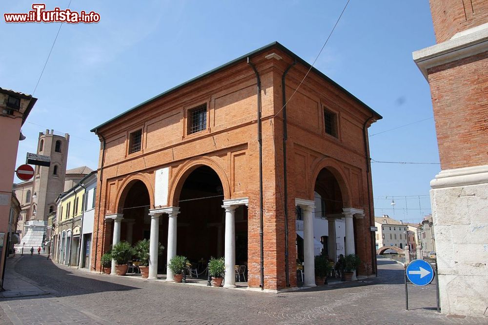 Immagine La Loggia dei Mercanti del Grano si trova in centro a Comacchio, in Emilia-Romagna  - © Gianni Careddu - CC BY-SA 4.0, Wikipedia