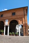La caratteristica Loggia del Grano, edificio in mattoni del centro di Comacchio