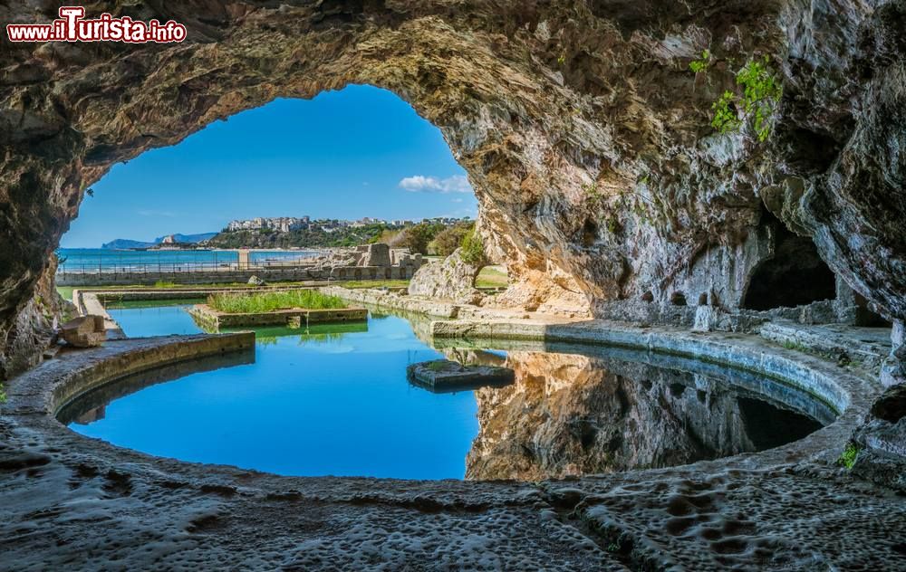 Immagine La grotta di Tiberio nell'omonima villa di Sperlonga, provincia di Latina, Lazio. Proprio qui vennero ritrovati migliaia di frammenti di statue poi ricomposti fra di loro. Le sculture sono oggi ospitate al Museo Archeologico Nazionale di Sperlonga istituito nel 1963 - © Stefano_Valeri / Shutterstock.com