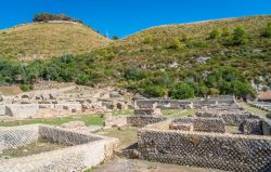 Resti della residenza imperiale di Tiberio a Sperlonga, Lazio. Questa antica dimora romana si sviluppava per oltre trecento metri di lunghezza sulla spiaggia di levante  - © Stefano_Valeri ...