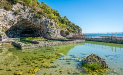 Uno scorcio della Villa di Tiberio nei pressi di Sperlonga, provincia di Latina, Lazio. In questa immagine, l'ingresso alla grotta che comprende una grande cavità principale a cui ...