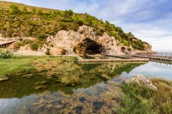 Veduta delle antiche rovine della Villa di Tiberio a Sperlonga, Lazio. Quest'area venne riportata alla luce in occasione degli scavi per la costruzione della litoranea fra Terracina e Gaeta ...