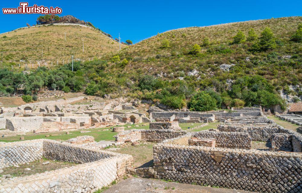 Immagine Resti della residenza imperiale di Tiberio a Sperlonga, Lazio. Questa antica dimora romana si sviluppava per oltre trecento metri di lunghezza sulla spiaggia di levante  - © Stefano_Valeri / Shutterstock.com