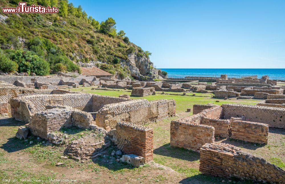 Immagine Rovine di edifici alla Villa di Tiberio, Sperlonga, Lazio. Le prime strutture appartengono a una dimora di epoca tardo-repubblicana di proprietà forse del nonno materno di Livia, moglie dell'imperatore Augusto - © Stefano_Valeri / Shutterstock.com