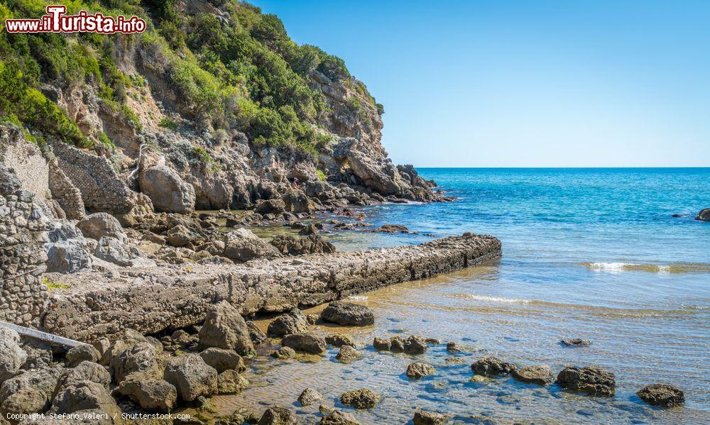 Immagine Scorcio panoramico delle rovine di Villa Tiberio a Sperlonga (Lazio) affacciate sul mare - © Stefano_Valeri / Shutterstock.com