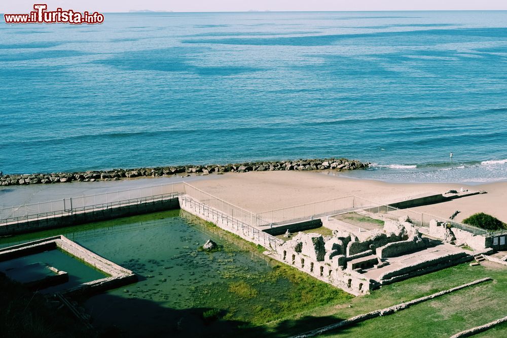 Immagine Sperlonga, Villa di Tiberio dall'alto: oltre ai quartieri di servizio e quelli abitativi, la dimora imperiale comprendeva anche un impianto termale, manufatti per la riserva d'acqua e un attracco privato.
