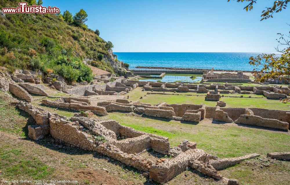 Immagine Villa di Tiberio, Sperlonga (Lazio): uno scorcio delle rovine che si affacciano sul mare - © Stefano_Valeri / Shutterstock.com