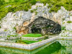 Grotta di Tiberio con piscina e triclinium a Sperlonga, Lazio. Si narra che l'imperatore Tiberio utilizzò questa residenza sino al 26 d.C. quando una frana, che mise in pericolo la ...