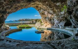 La grotta di Tiberio nell'omonima villa di Sperlonga, provincia di Latina, Lazio. Proprio qui vennero ritrovati migliaia di frammenti di statue poi ricomposti fra di loro. Le sculture sono ...