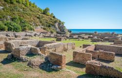 Rovine di edifici alla Villa di Tiberio, Sperlonga, Lazio. Le prime strutture appartengono a una dimora di epoca tardo-repubblicana di proprietà forse del nonno materno di Livia, moglie ...