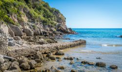 Scorcio panoramico delle rovine di Villa Tiberio a Sperlonga (Lazio) affacciate sul mare - © Stefano_Valeri / Shutterstock.com