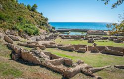 Villa di Tiberio, Sperlonga (Lazio): uno scorcio delle rovine che si affacciano sul mare - © Stefano_Valeri / Shutterstock.com