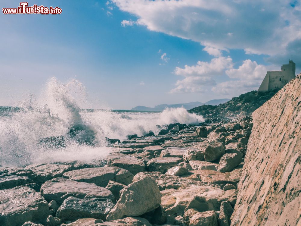 Immagine La torre Truglia di Sperlonga (Lazio) in una giornata di vento con il mare in burrasca.