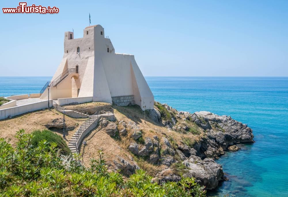 Immagine Panorama della torre Truglia a Sperlonga, provincia di Latina, Lazio. Sporge su uno sperone roccioso nella punta estrema del promontorio cittadino. Venne costruita nel 1500 sui ruderi di una vecchia torre romana.