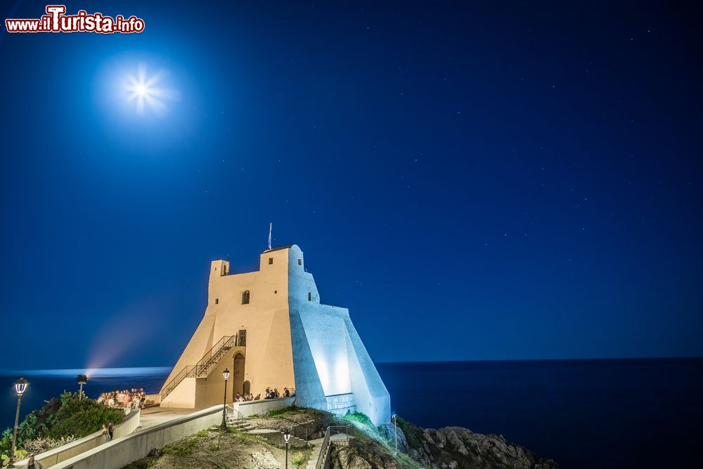 Immagine Una suggestiva veduta della torre Truglia by night, Sperlonga (Lazio). Sede della Guardia di Finanza sino al 1969, è stata successivamente trasformata in monumento.