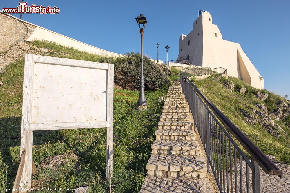Immagine Veduta della famosa torre Truglia di Sperlonga al tramonto, Lazio. Due anni dopo la sua prima costruzione venne distrutta dagli invasori guidati da Kaireddin Barbarossa - © xtoforens / Shutterstock.com