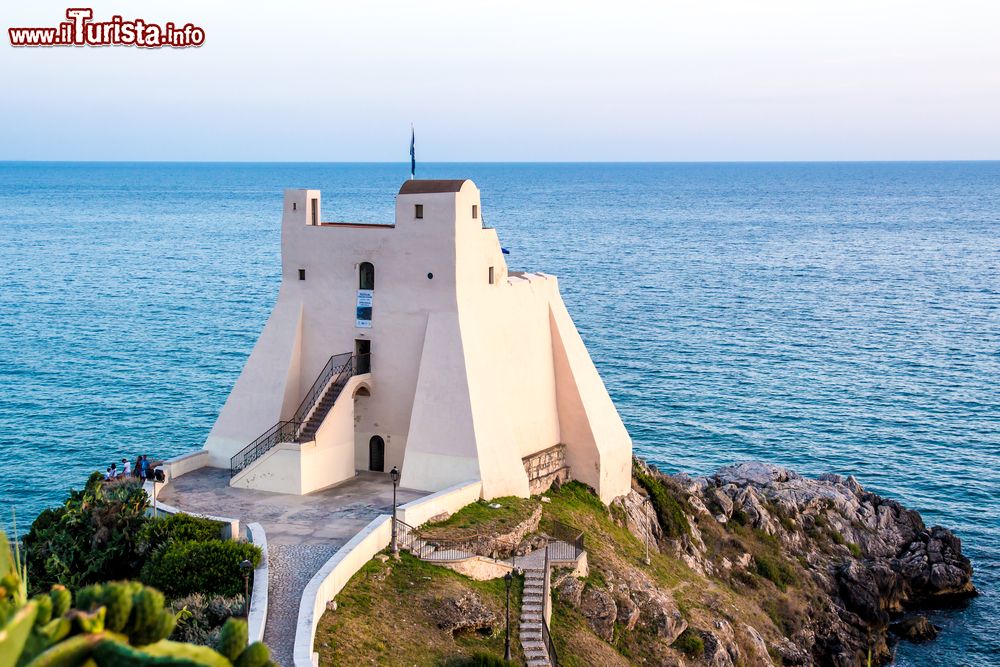 Immagine Gente in visita alla torre medievale Truglia di Sperlonga, Lazio. Siamo fra Napoli e Roma in una delle località che fanno parte del circuito dei "borghi più belli d'Italia".