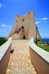 Il ponte che conduce alla torre Truglia di Sperlonga, Lazio. E' uno degli edifici simbolo di Sperlonga oltre che fra i più più facilmente riconoscibili dalla spiaggia e dal ...