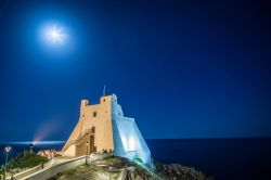 Una suggestiva veduta della torre Truglia by night, Sperlonga (Lazio). Sede della Guardia di Finanza sino al 1969, è stata successivamente trasformata in monumento.



