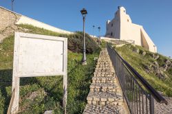 Veduta della famosa torre Truglia di Sperlonga al tramonto, Lazio. Due anni dopo la sua prima costruzione venne distrutta dagli invasori guidati da Kaireddin Barbarossa - © xtoforens / ...