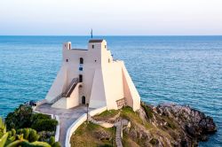 Gente in visita alla torre medievale Truglia di Sperlonga, Lazio. Siamo fra Napoli e Roma in una delle località che fanno parte del circuito dei "borghi più belli d'Italia".
 ...