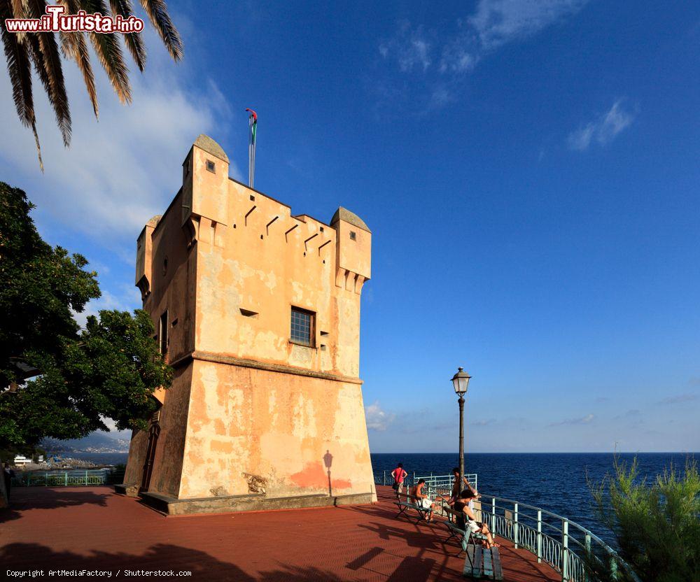 Immagine La Torre di Gropallo nel quartiere genovese di Nervi, Liguria. Nota un tempo come Torre del Fieno, questa antica costruzione risalente alla metà del Cinquecento venne acquistata dall'Amministrazione Comunale di Genova nel 1936. Sede della Lega Navale Italiana, oggi ospita la sezione locale dell'associazione nazionale degli alpini - © ArtMediaFactory / Shutterstock.com