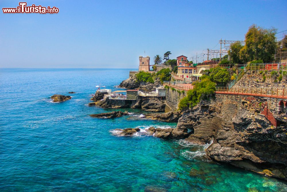 Immagine Panorama della costa rocciosa mediterranea e della passaggiata di Nervi, Genova. La cittadina dispone di un porticciolo turistico e di una scogliera lungo la quale è stata costruita la passeggiata intitolata a Anita Garibaldi.