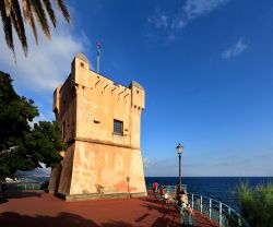 La Torre di Gropallo nel quartiere genovese di Nervi, Liguria. Nota un tempo come Torre del Fieno, questa antica costruzione risalente alla metà del Cinquecento venne acquistata dall'Amministrazione ...