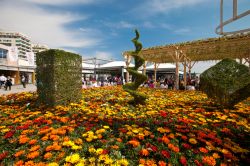 Fiori colorati e sculture floreali in occasione di Euroflora Event del 2011 a Nervi, Liguria - © Davide69 / Shutterstock.com