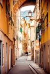 Una tipica stradina nel centro storico di Nervi, quartiere residenziale di Genova, Liguria. In origine Comune autonomo, dal 1926 è stato aggregato al territorio di Genova di cui è ...